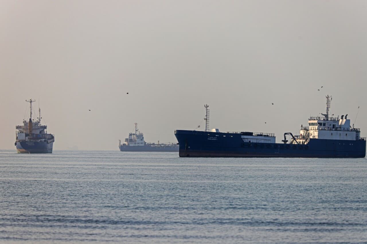 Iran Closes Strait of Hormuz: US Military Remains on High Alert