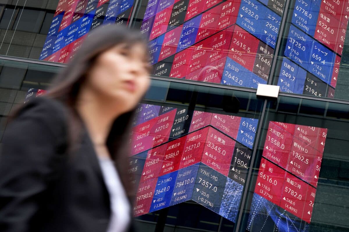 Japan, Korean Stocks Soar as Hormuz Reopen Hopes Drive Optimism