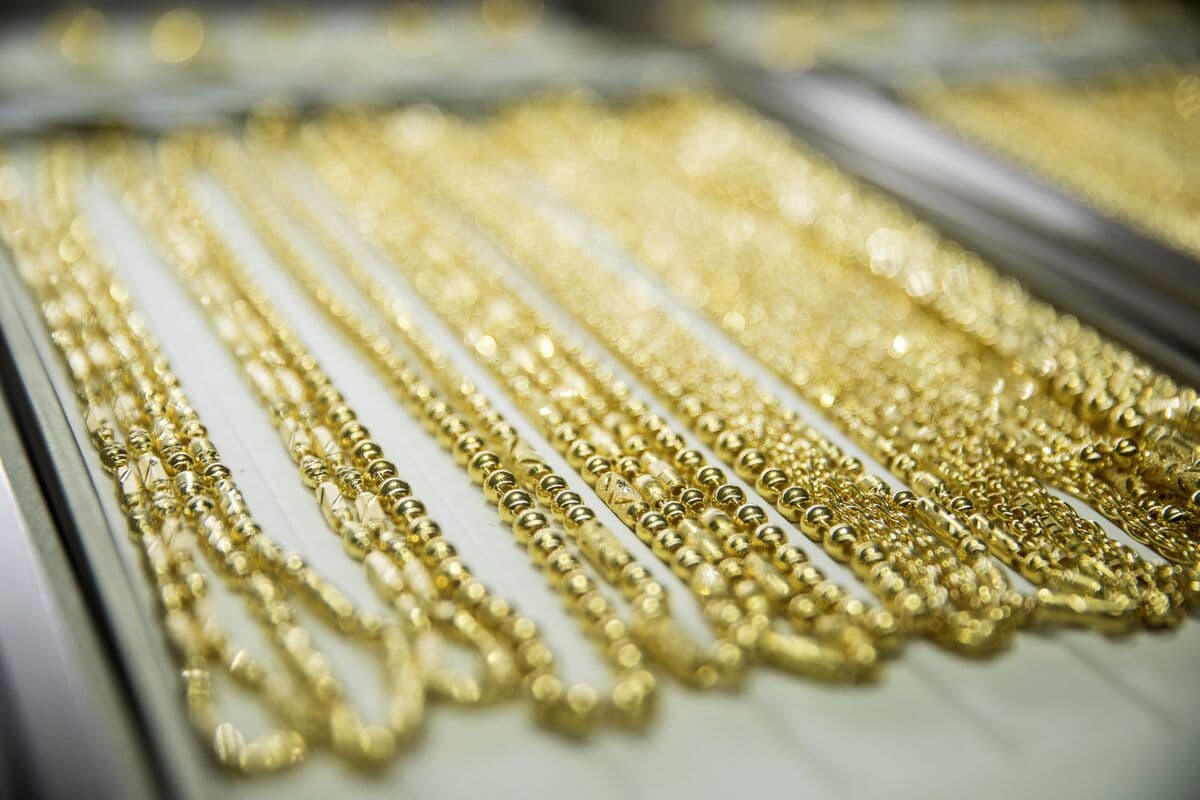 Gold Steadies Near $4,000 as Stronger Dollar and Rate Outlook Apply Pressure