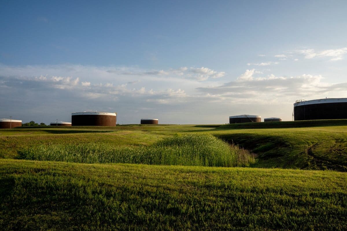 Oil Prices Extend Drop, Erasing Wartime Gains as Supply Surges and Iran Deal Advances