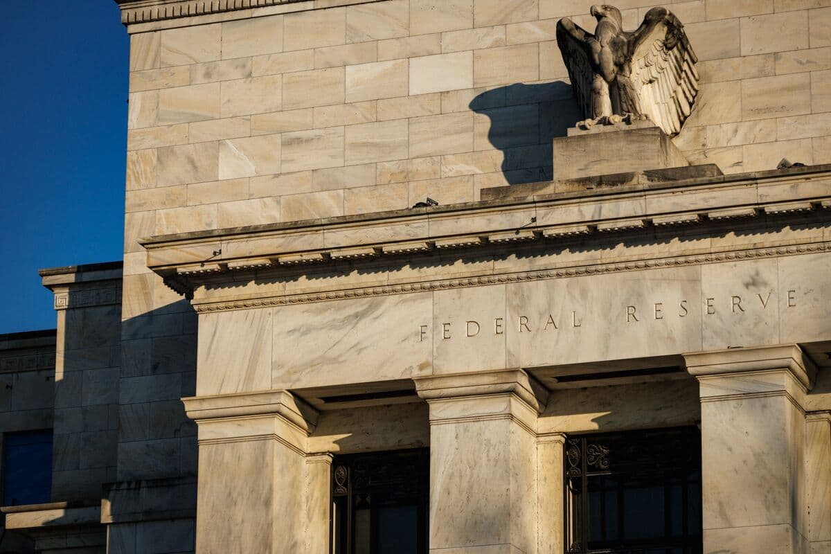 Bond Options Traders Split on Fed Rate Path as Warsh Era Begins