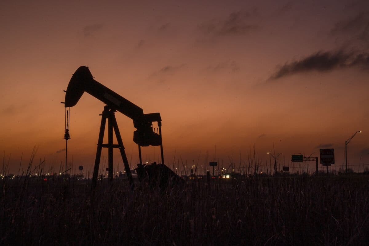 Oil Steadies as Iran Sales Waiver Signals Peace Talks Progress