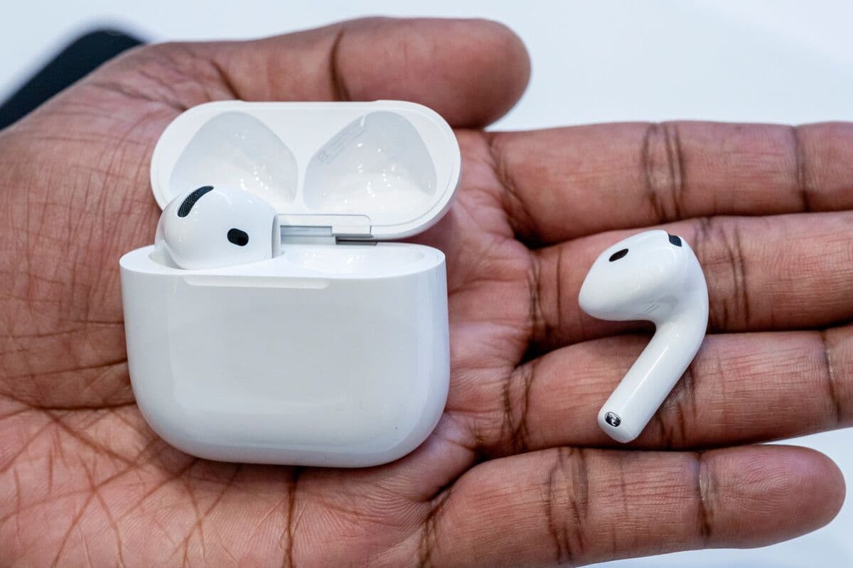AirPods Maker Luxshare Eyes $3 Billion Hong Kong Listing in Major Market Move
