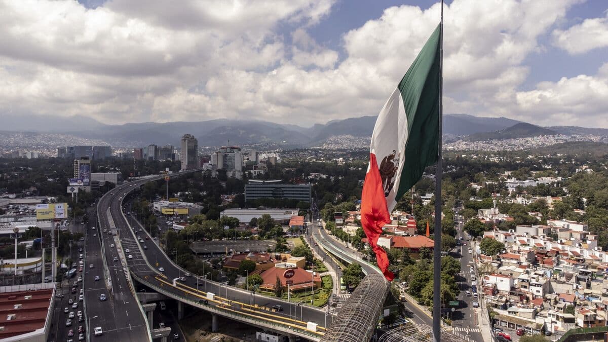 Mexico Raises $6.3 Billion in New Bonds to Fund Debt Buyback Amid Fiscal Concerns