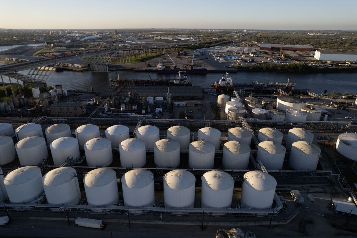 Oil Slumps as US-Iran Deal Paves the Way for Reopening of Hormuz
