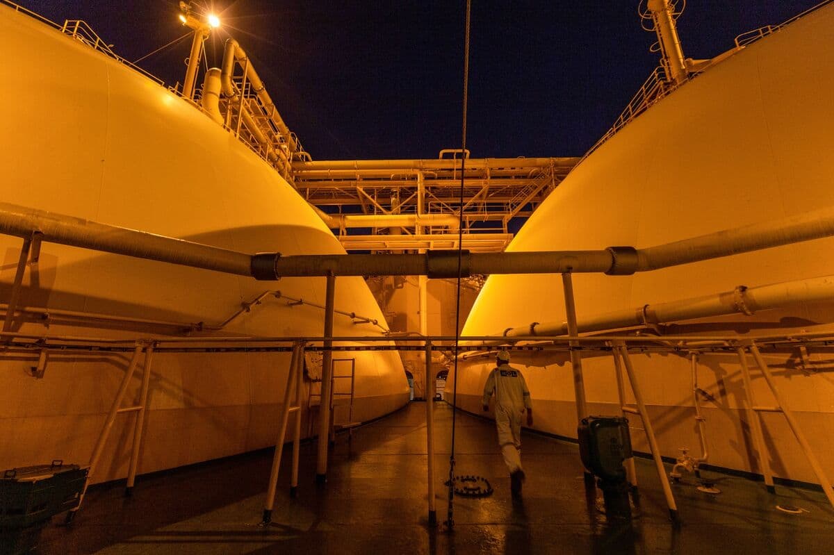 LNG Tanker Heads Toward Hormuz as US-Iran Deal Raises Reopening Hopes