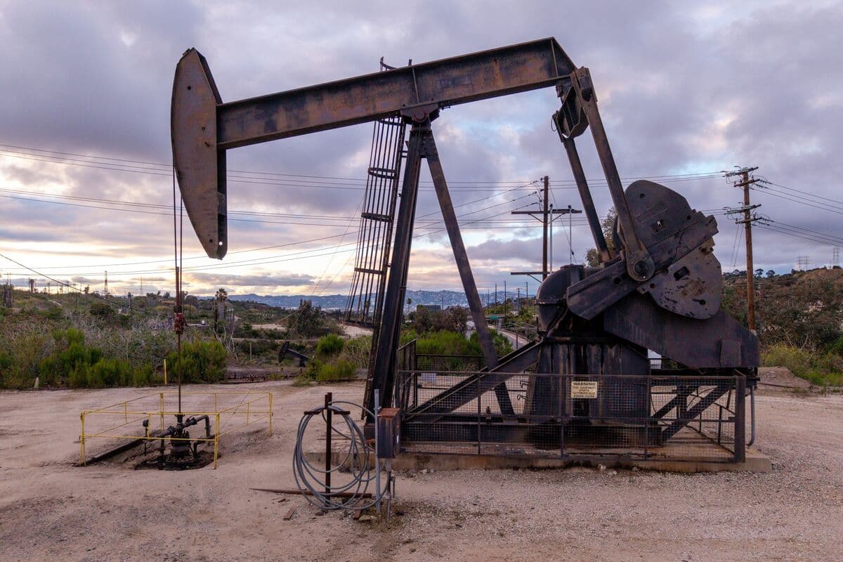 Oil Extends Drop as More Tankers Cross Hormuz After Peace Talks